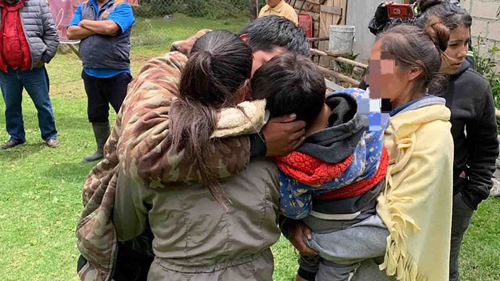 Rescatan a Madre e Hijo Extraviados en zona Boscosa de Temoaya