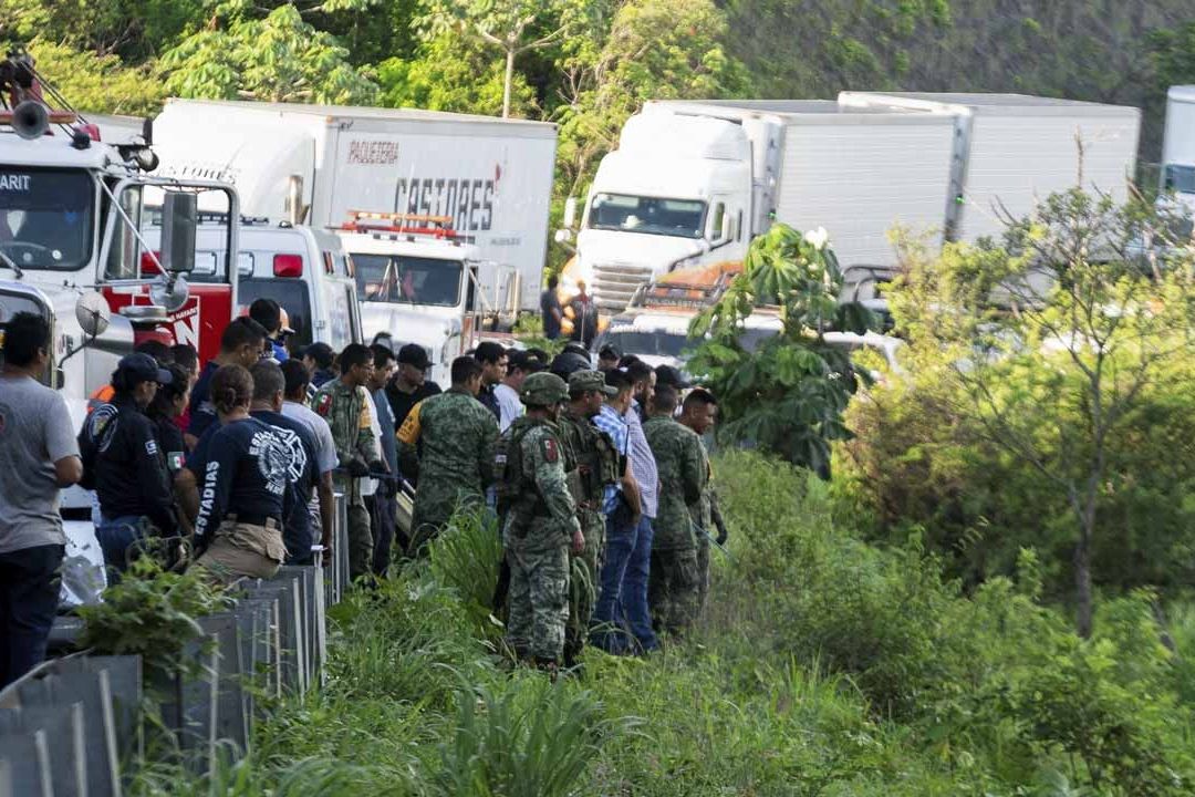 Vuelca un autobús de pasajeros en una carretera de Tepic, Nayarit