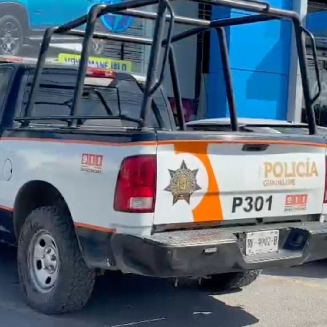 Policía de Guadalupe en agencia de autos por intento de robo