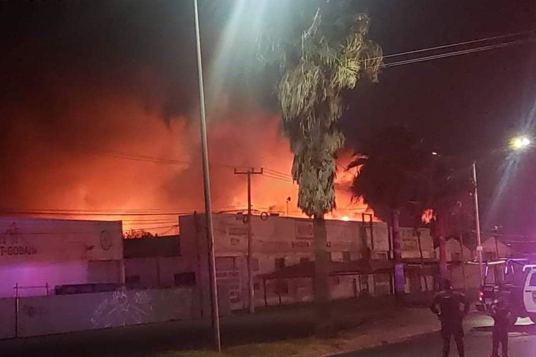 Incendio Consume Tarimera en Apodaca, Nuevo León