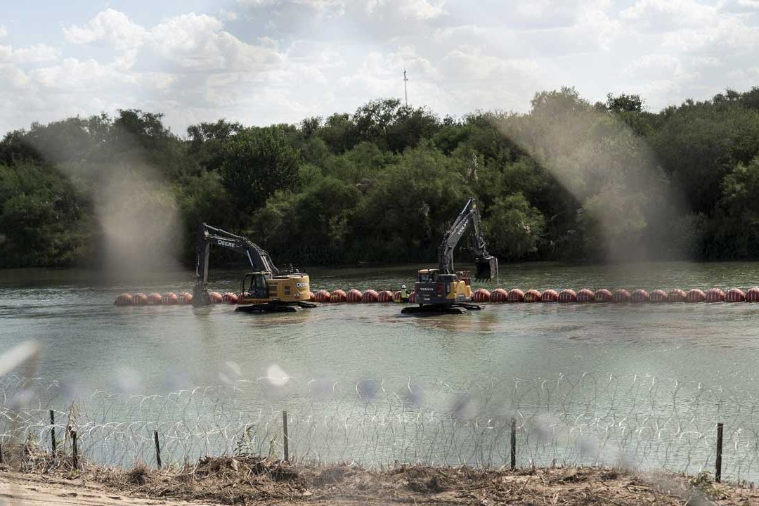 Muro de boyas en Río Bravo lleva dos migrantes muertos