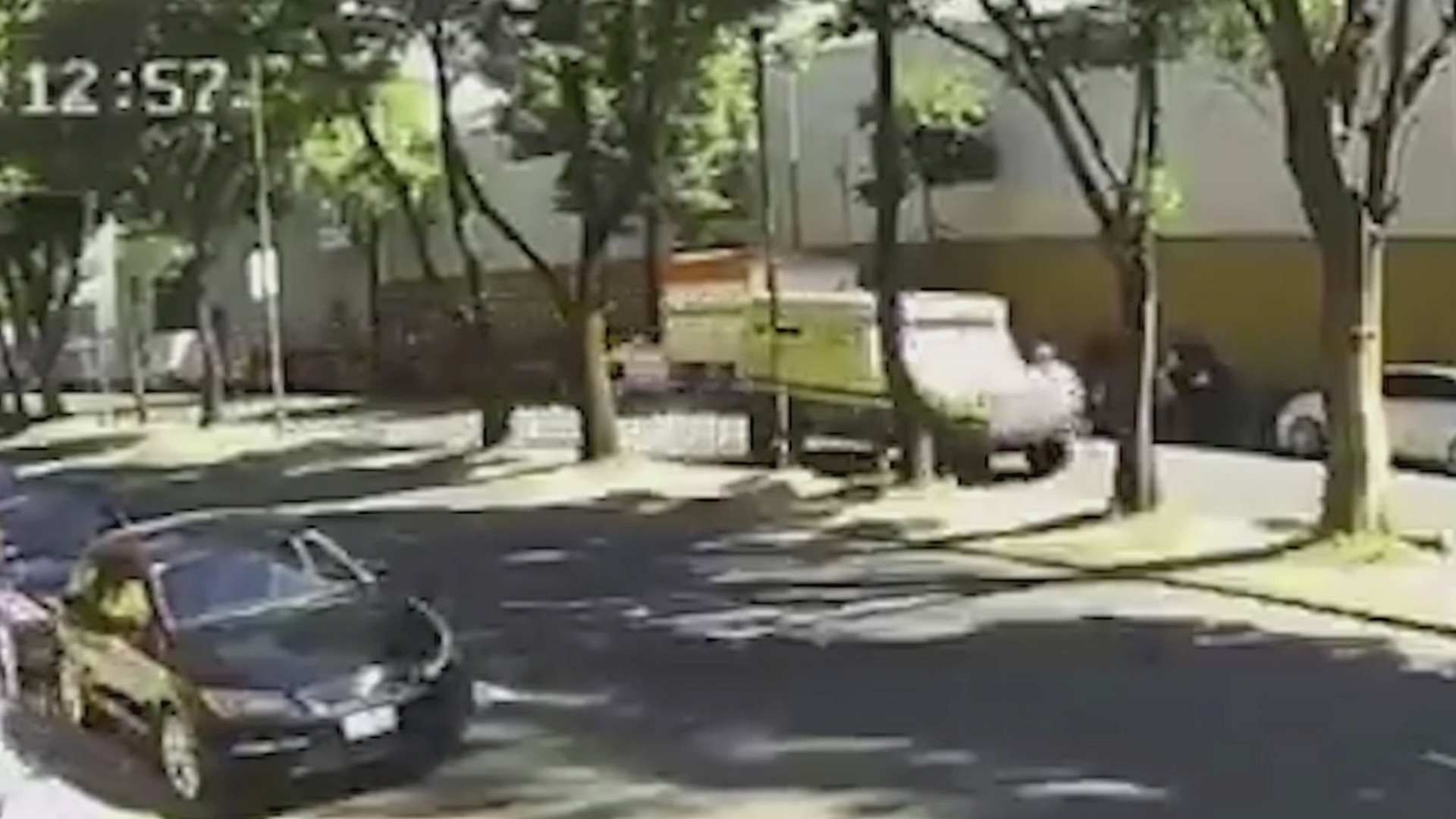 Cámaras de seguridad captaron el momento en que una camioneta de valores arrolló a un franelero