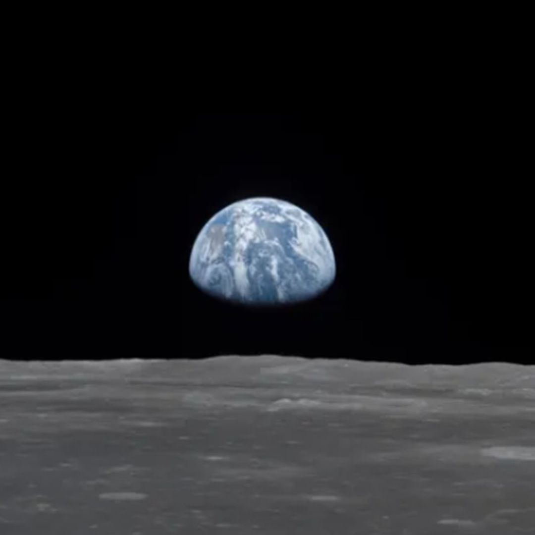 Esta vista de la nave espacial Apolo 11 muestra la Tierra elevándose sobre el horizonte lunar. NASA/JSC