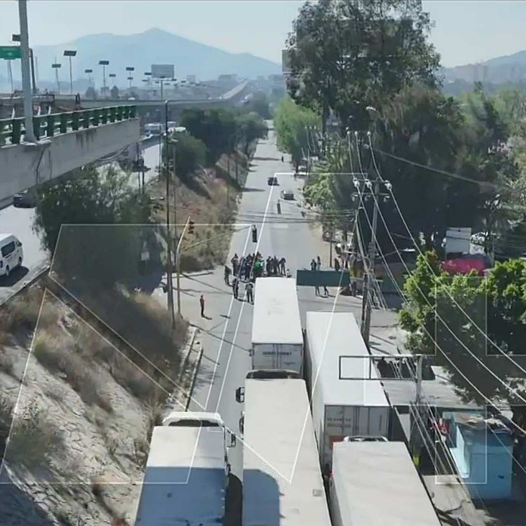 Pobladores realizan una protesta en la autopista México-Querétaro este 9 de febrero 2026. Foto: N+