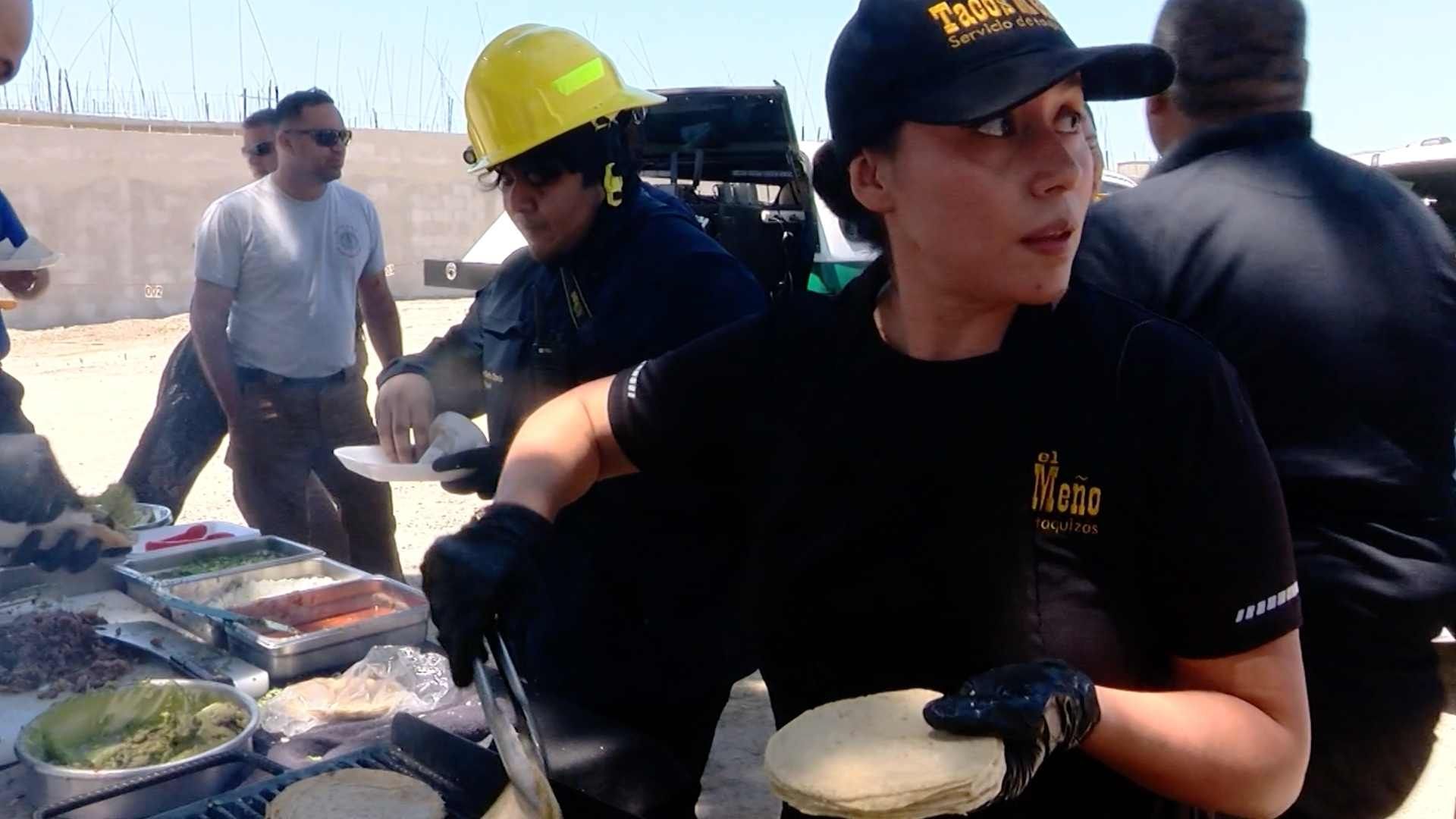 Familia regala comida a bomberos durante incendio en fábrica de Tijuana