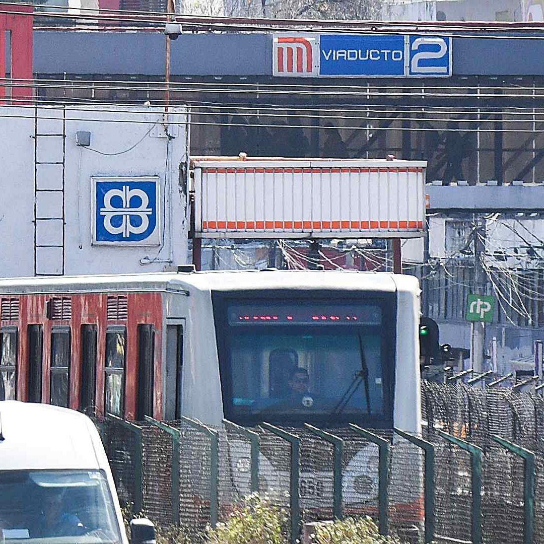 Tren saliendo de la estación Viaducto de la Línea del Metro de la Ciudad de México