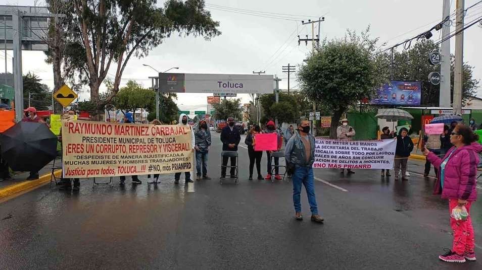 Extrabajadores del Ayuntamiento de Toluca protestan sobre vialidad Adolfo López Mateos, Edomex