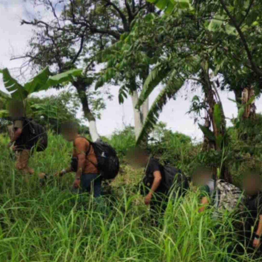 Salvan a migrantes abandonados en autobús en Veracruz