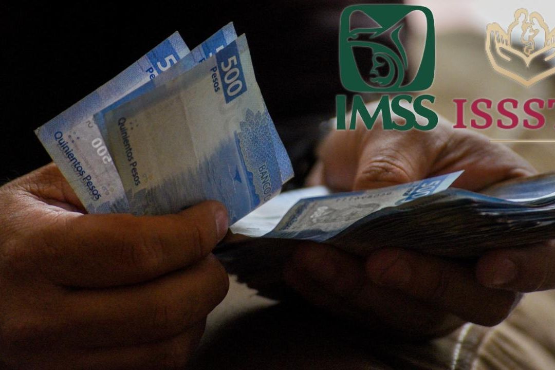 Un adulto mayor cuenta el dinero de su pensión