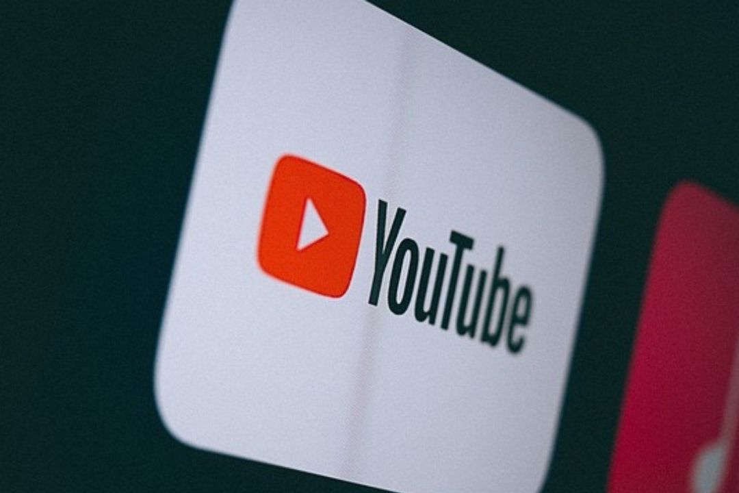 El logo de YouTube en un dispositivo móvil