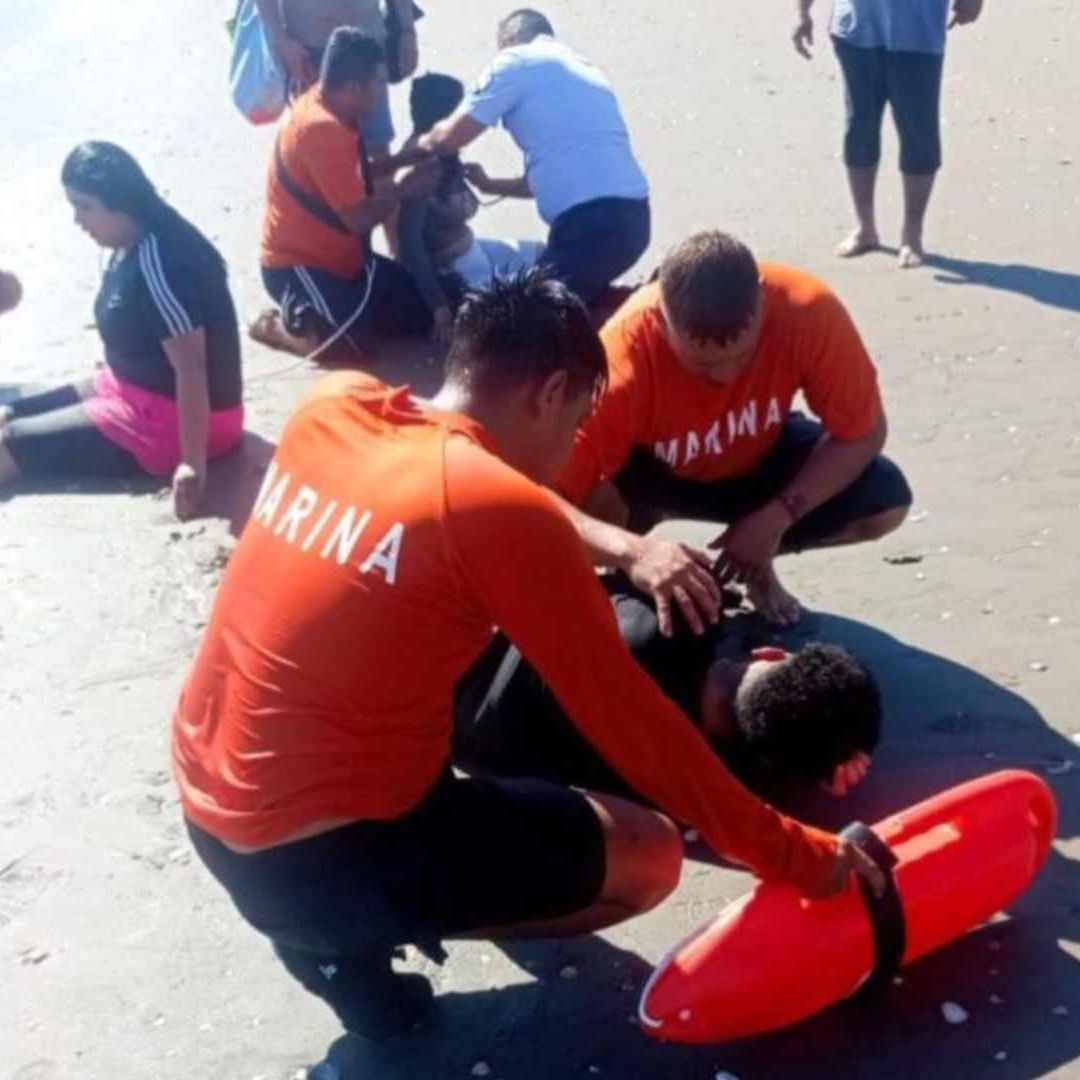 Salvan de ahogarse a tres jovenes de Tijuana en Playa Las Glorias, Guasave