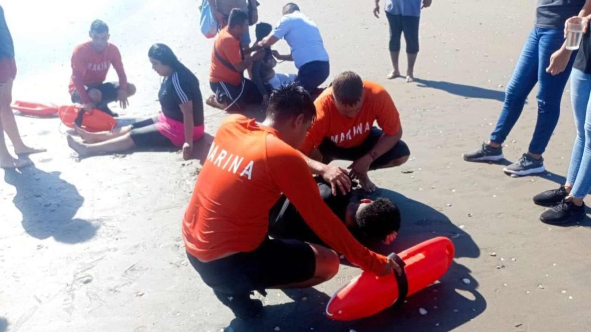Salvan de ahogarse a tres jovenes de Tijuana en Playa Las Glorias, Guasave
