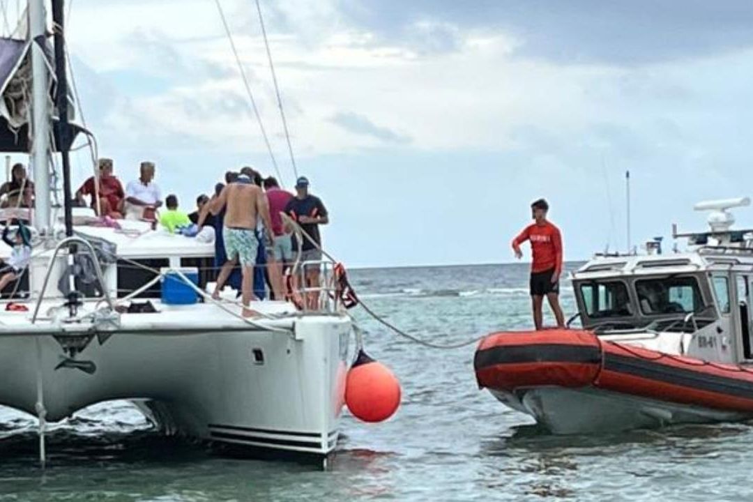 Marina Rescata a 23 Personas de Embarcación Encallada en Quintana Roo