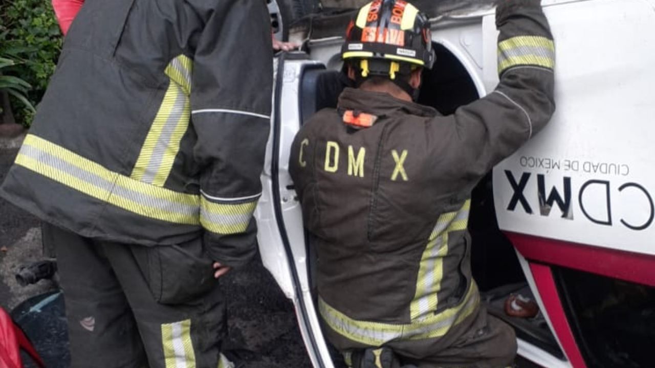Este aparatoso accidente en la carretera México-Cuernavaca involucró tres vehículos