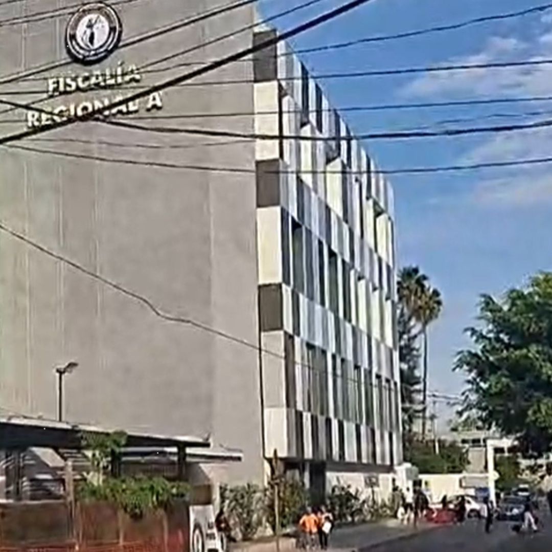 Aparente Pepenador Deja Cuerpo Calcinado Afuera de la Fiscalía Regional de León; Fue Detenido. Foto: N+