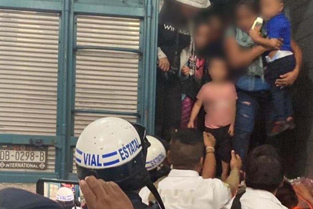 Retienen a migrantes hacinados en camiones en Oaxaca