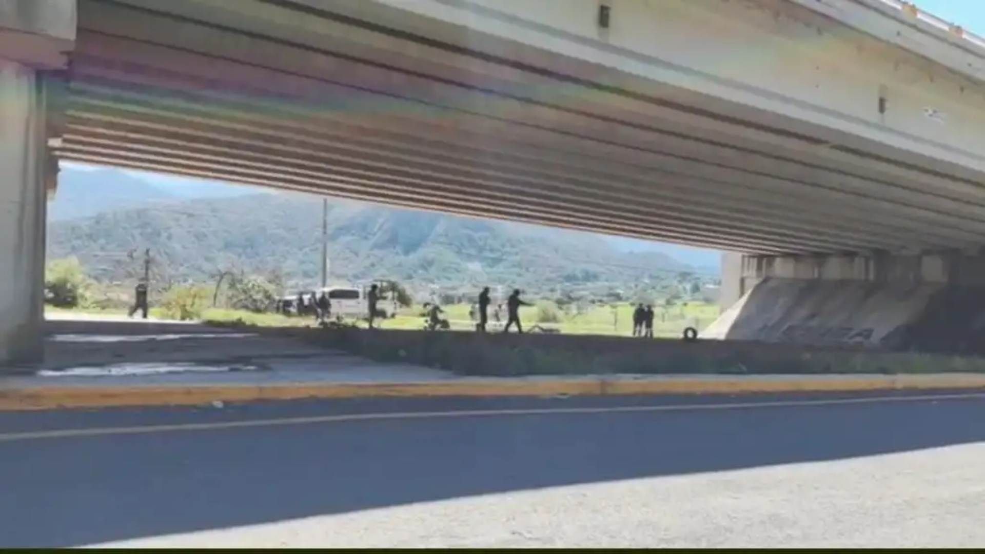 Hallan cuerpo de mujer en puente de Tlalmanalco