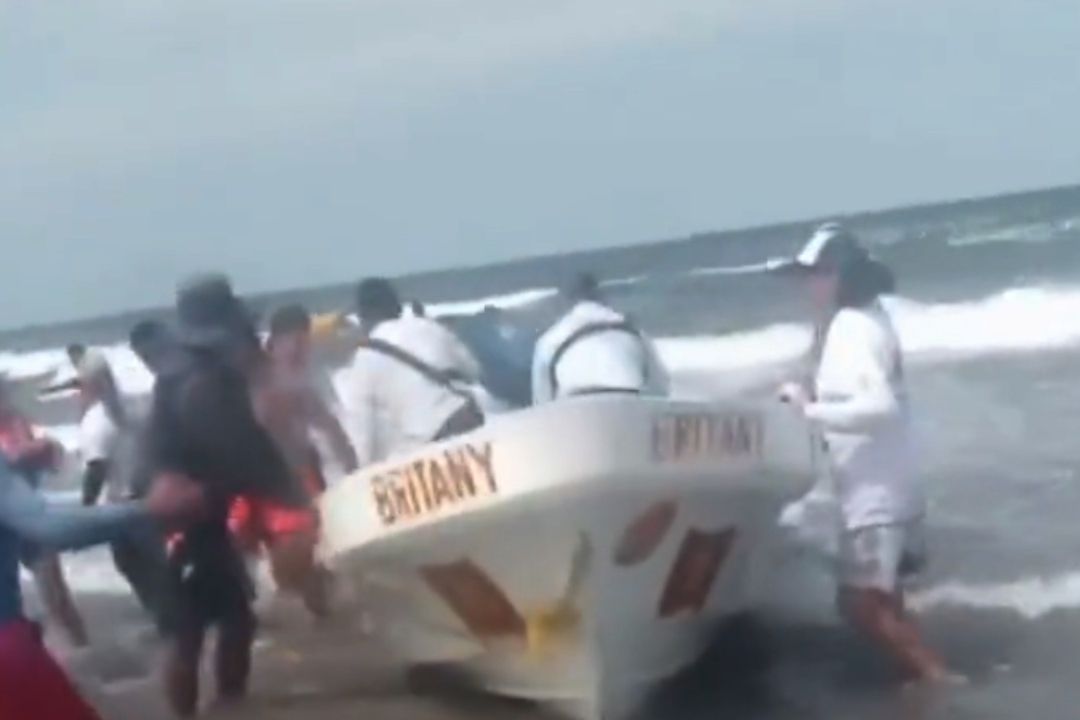 Familia Poblana es Rescatada de Marejada en Playa Chachalacas