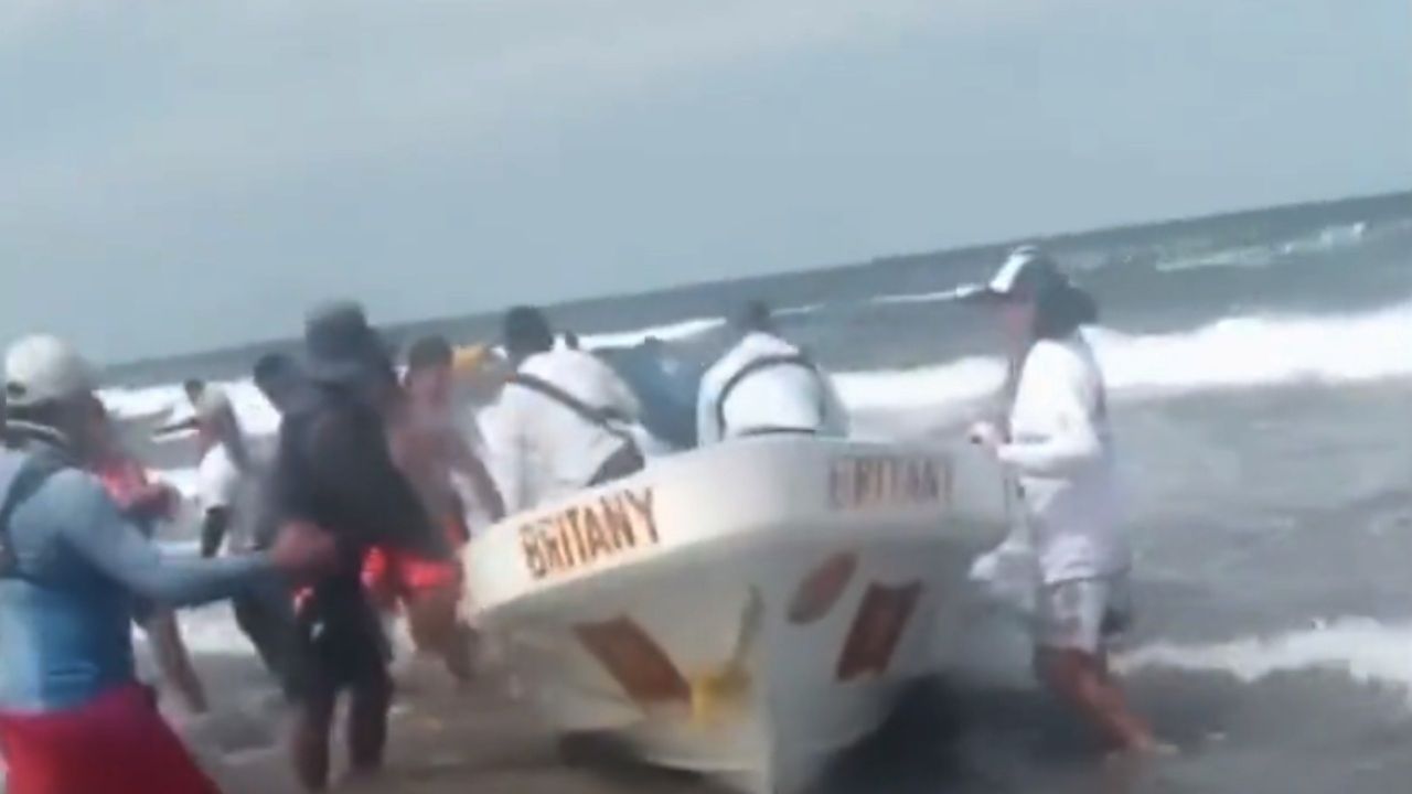 Familia Poblana es Rescatada de Marejada en Playa Chachalacas