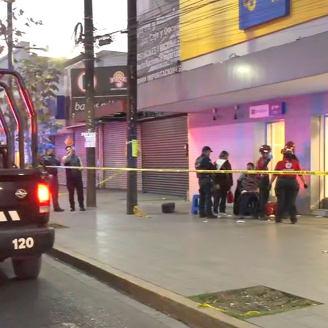 Policía de Monterrey y paramédicos en el Centro de Monterrey
