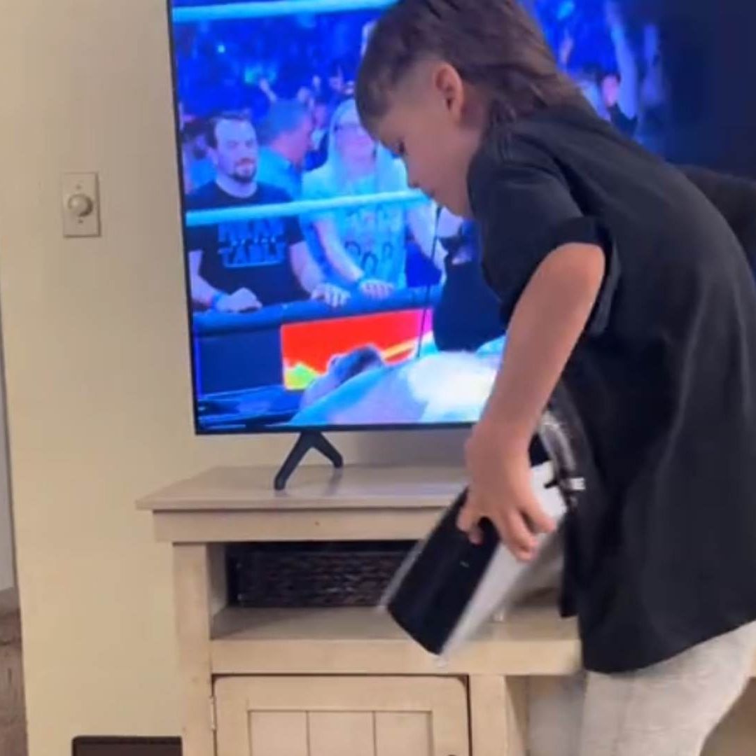 Niño Hace Berrinche y Rompe Consola de Videojuegos de su Papá