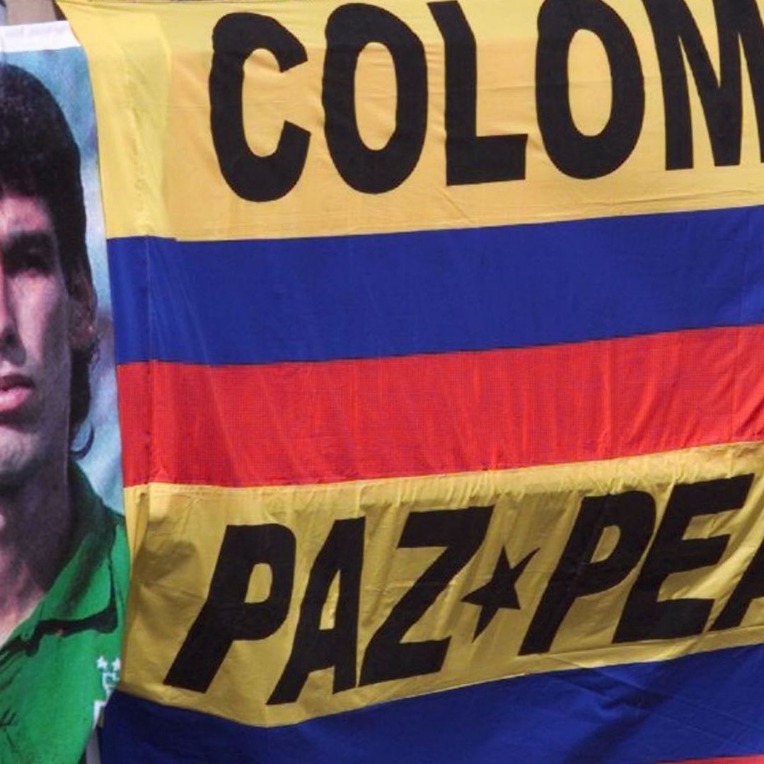 Bandera colombiana con el retrato del futbolista Andrés Escobar en 1998, quien fue asesinado luego del Mundial de 1994. Foto: Reuters | Archivo