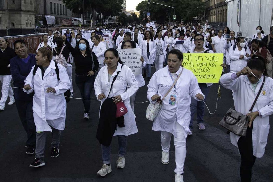 Protesta de médicos en Centro Histórico de CDMX