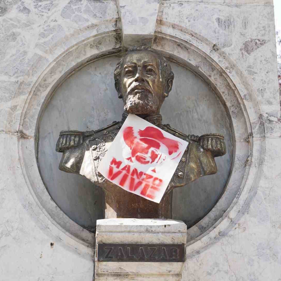 Cartel en recuerdo a Carlos Manzo pegado en monumento en Uruapan, Michoacán, en noviembre 2025. Foto: Cuartoscuro | Archivo