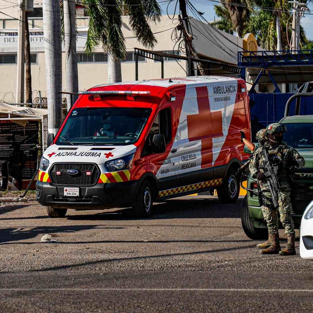 Movilización de servicios de emergencia afuera de penal en Culiacán en octubre 2025. Foto: Cuartoscuro | Archivo