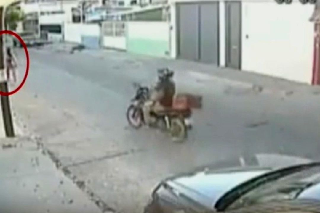 Momento en que un motociclista agrede a una mujer con un picahielo en la colonia Jacarandas. Foto: N+