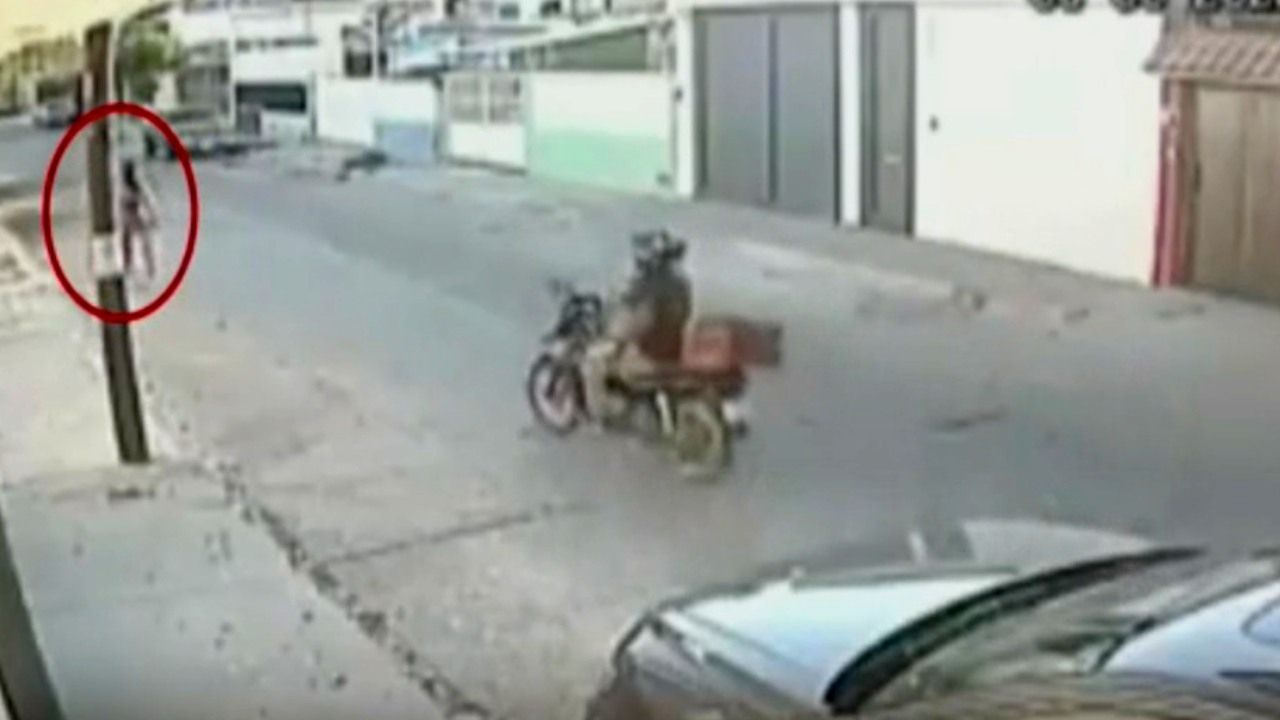 Momento en que un motociclista agrede a una mujer con un picahielo en la colonia Jacarandas. Foto: N+