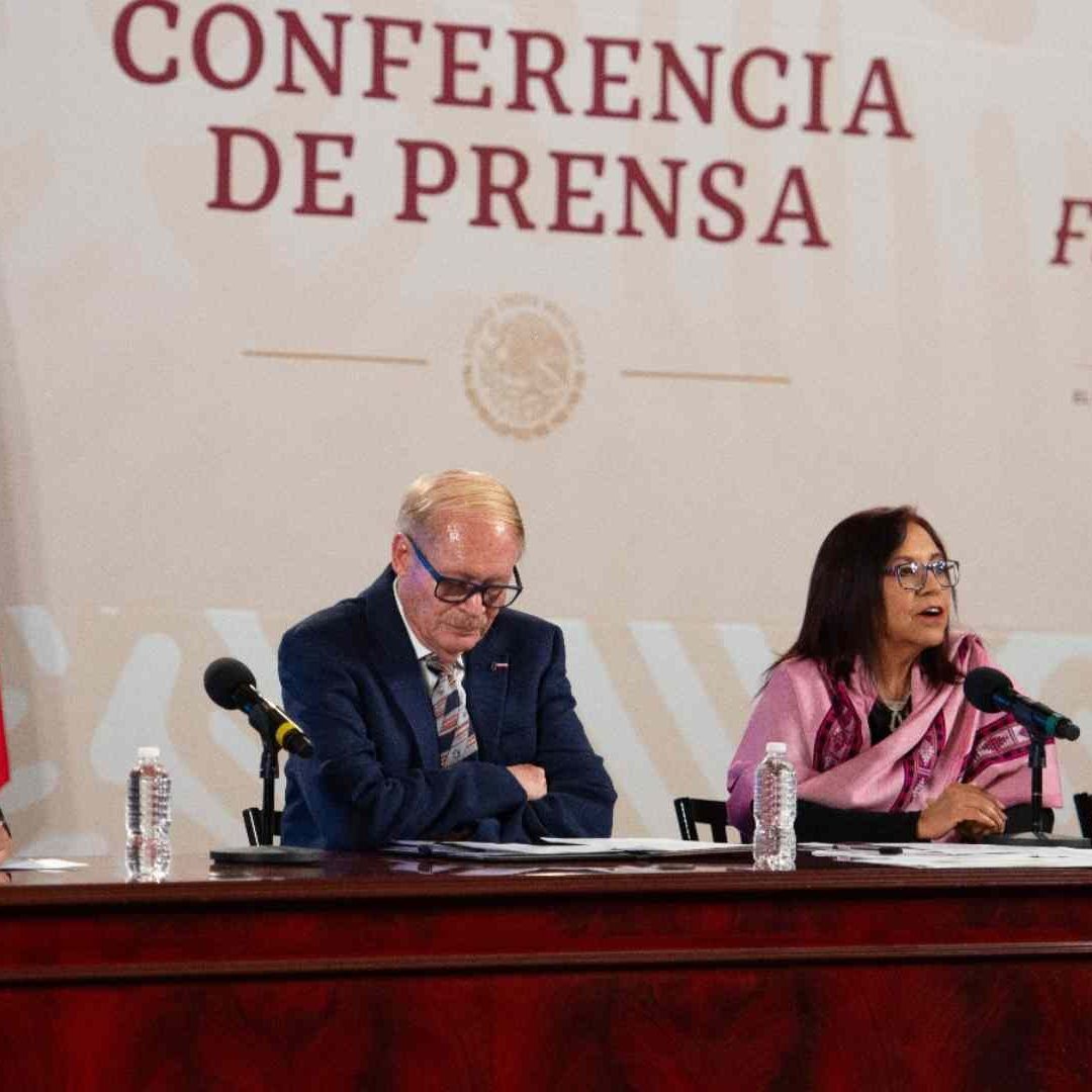 Funcionarios en la primera conferencia sobre los libros de texto gratuitos.