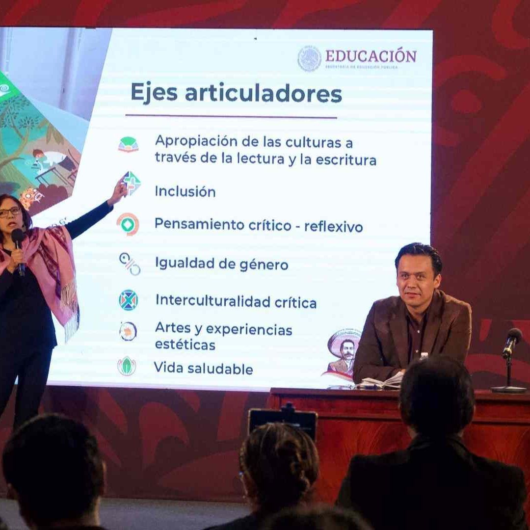 La secretaria de Educación, Leticia Ramírez, durante la primera conferencia vespertina sobre los libros de texto