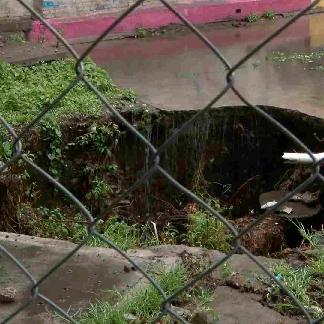 Se Forma Socavón de Más de Dos Metros en un Terreno de Puebla