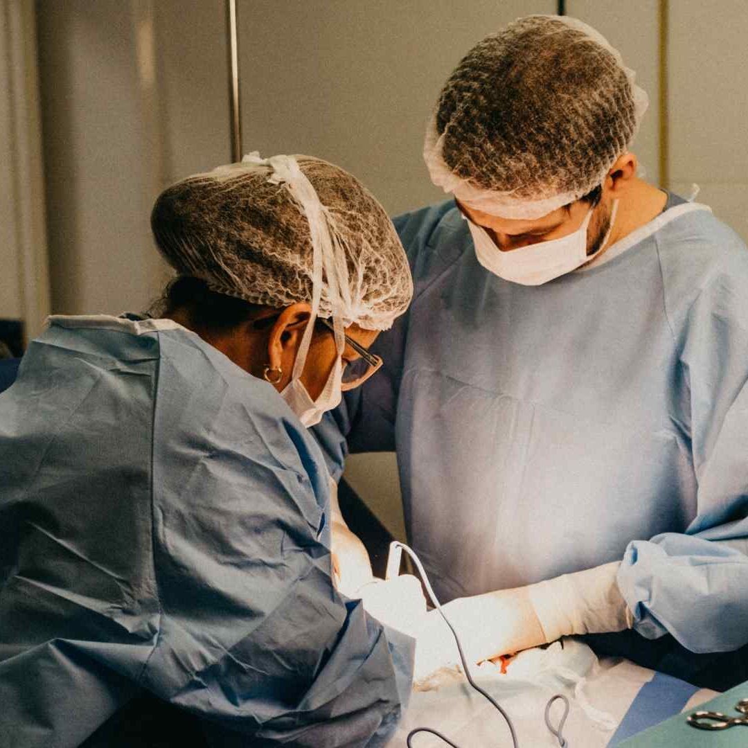 Donan su riñón para sus hijos en transplante cruzado en Tijuana, Baja California