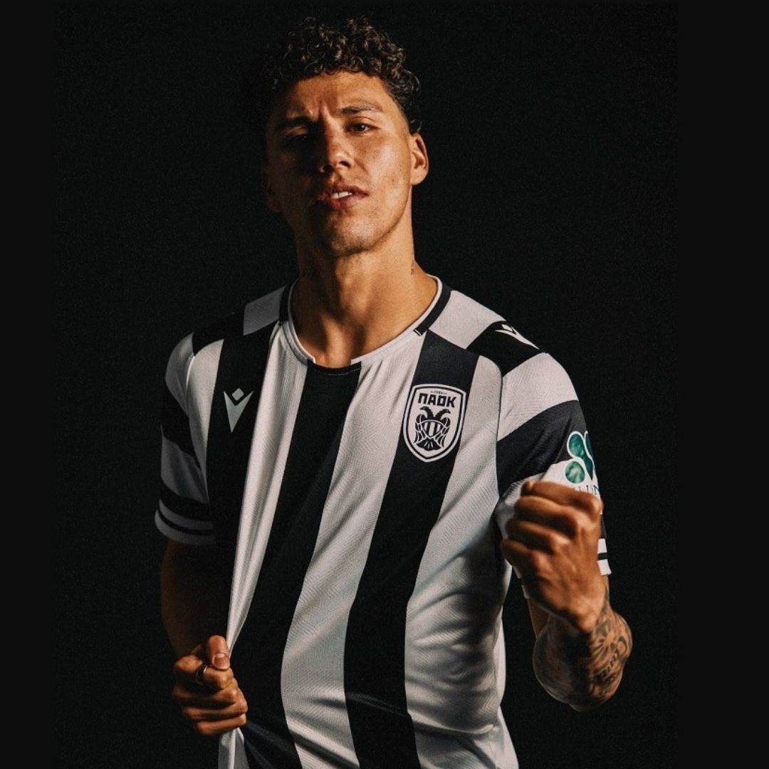 Jorge Sánchez se despidió del Cruz Azul y ya posó con la playera del PAOK, su nuevo equipo. Foto X: @PAOK_FC