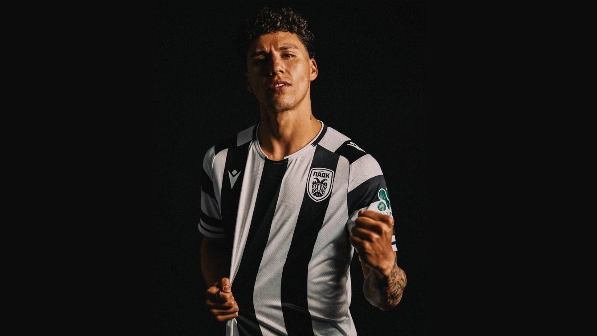 Jorge Sánchez se despidió del Cruz Azul y ya posó con la playera del PAOK, su nuevo equipo. Foto X: @PAOK_FC