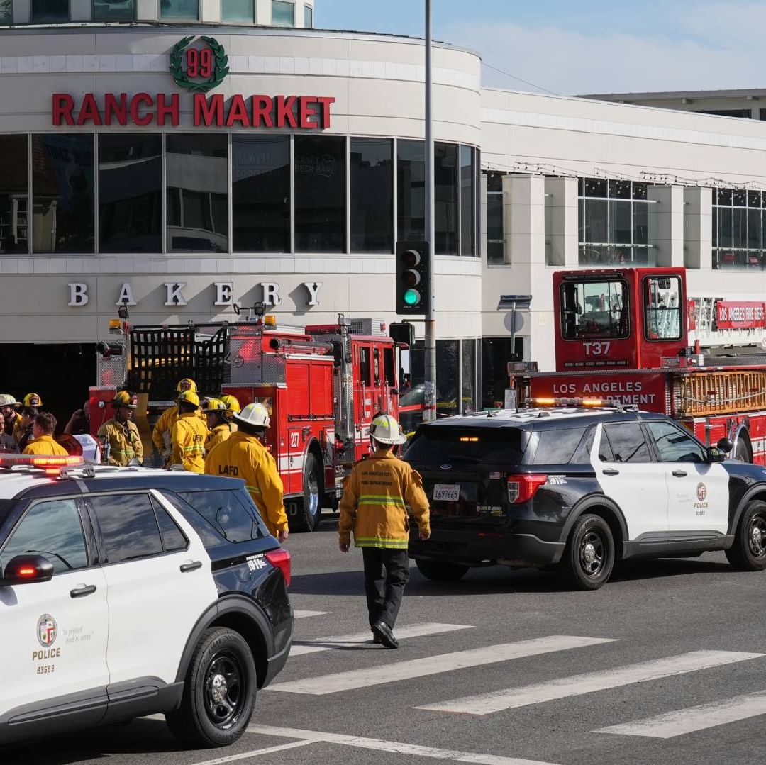 Mujer Pierde Control de su Auto y Choca contra Supermercado en Los Ángeles, EUA; Hay 3 Muertos