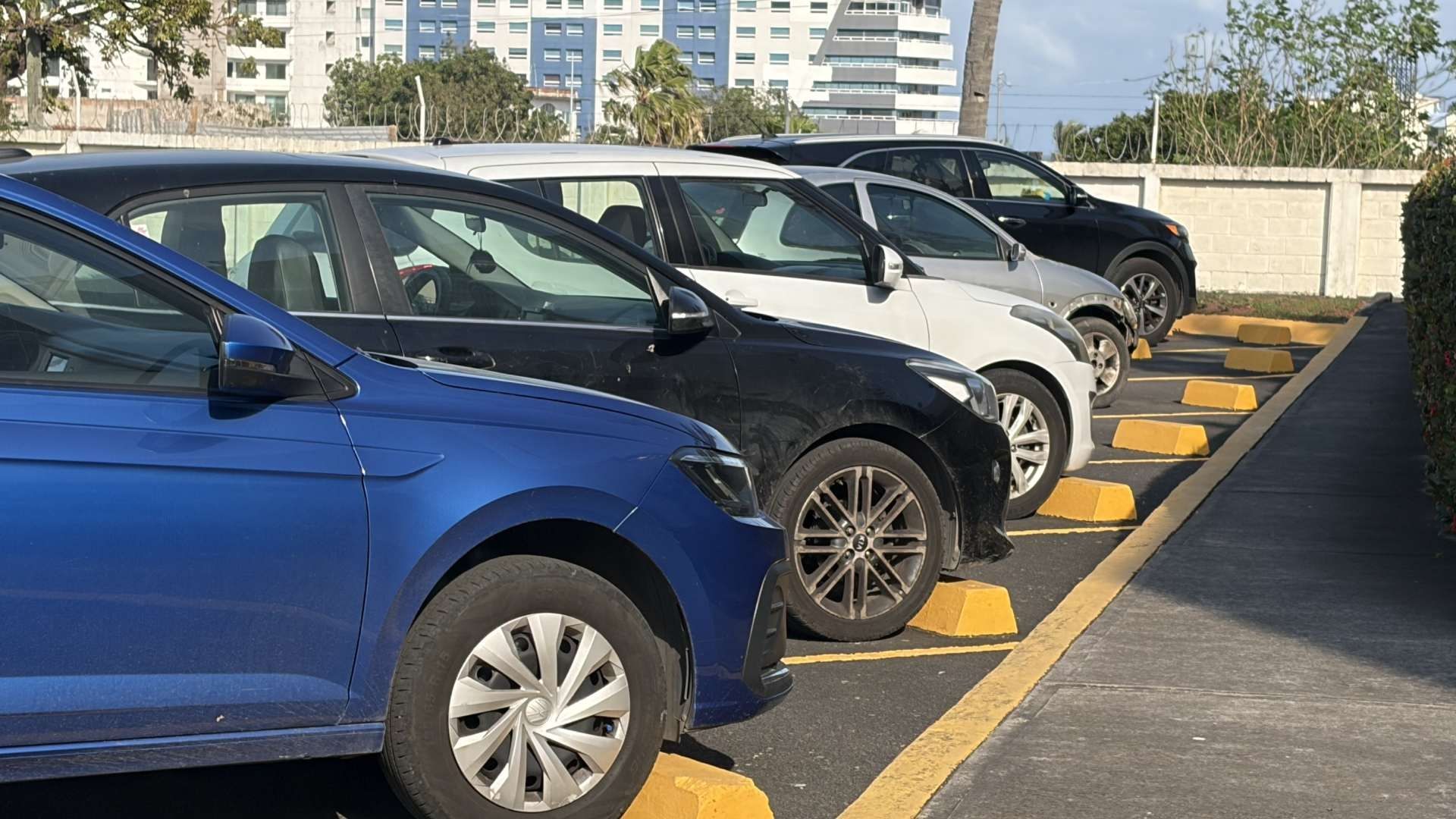 Largas filas en los módulos de hacienda para tramitar la licencia de conducir en Xalapa, Veracruz.
