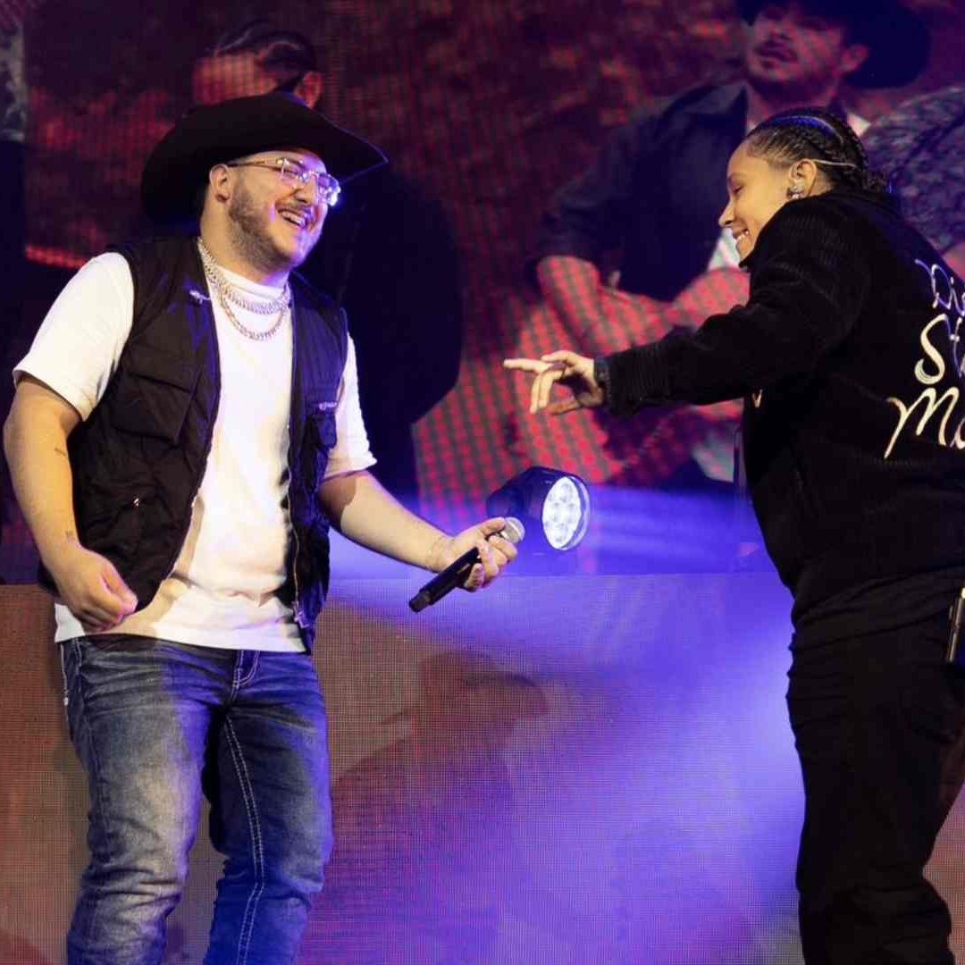 Abuchean a Yahritza y Su Esencia en Concierto de Grupo Frontera