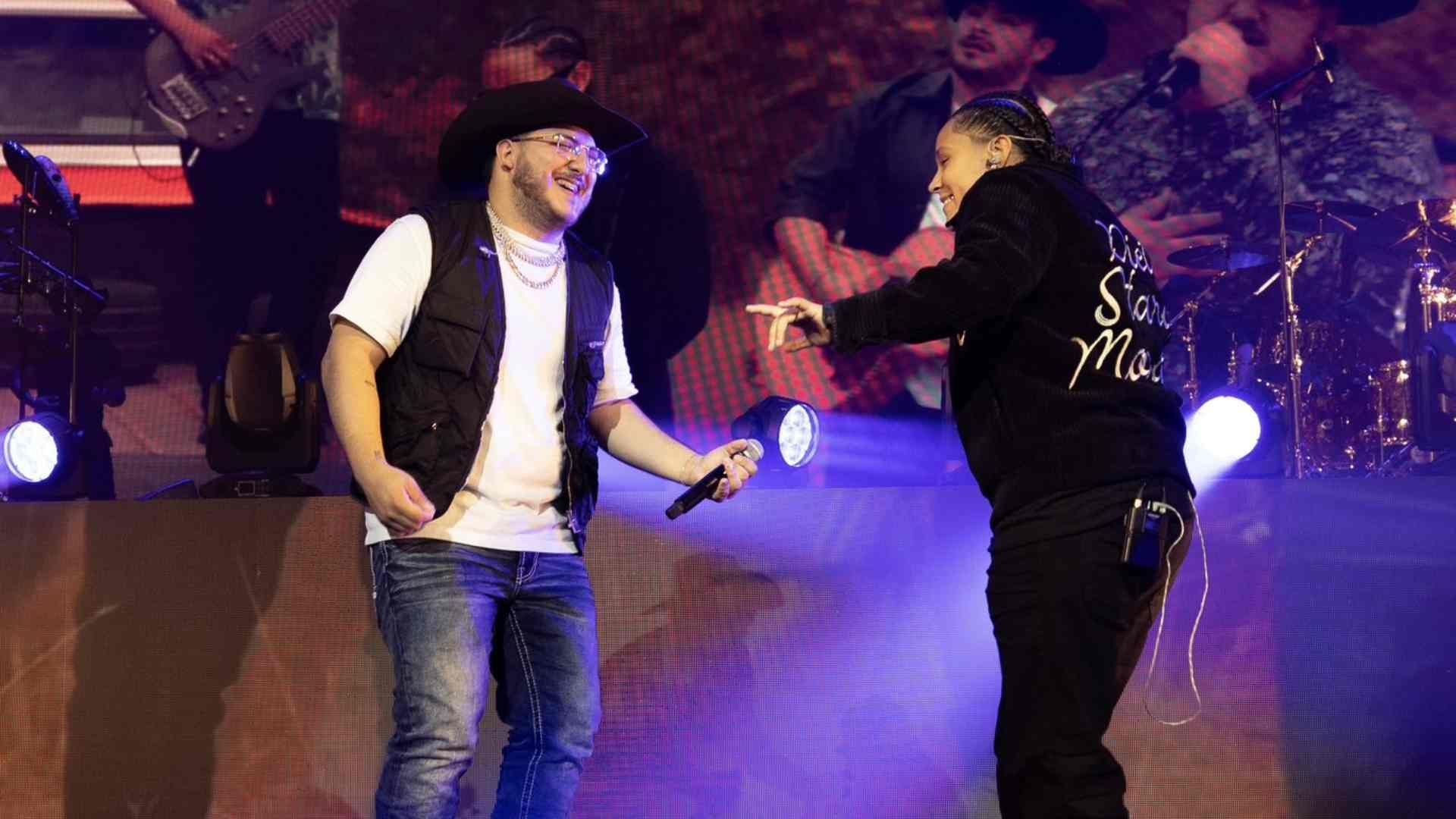 Abuchean a Yahritza y Su Esencia en Concierto de Grupo Frontera