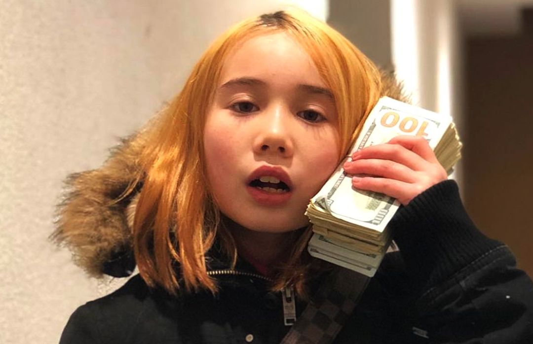 La influencer Lil Tay exhibe fajos de billetes