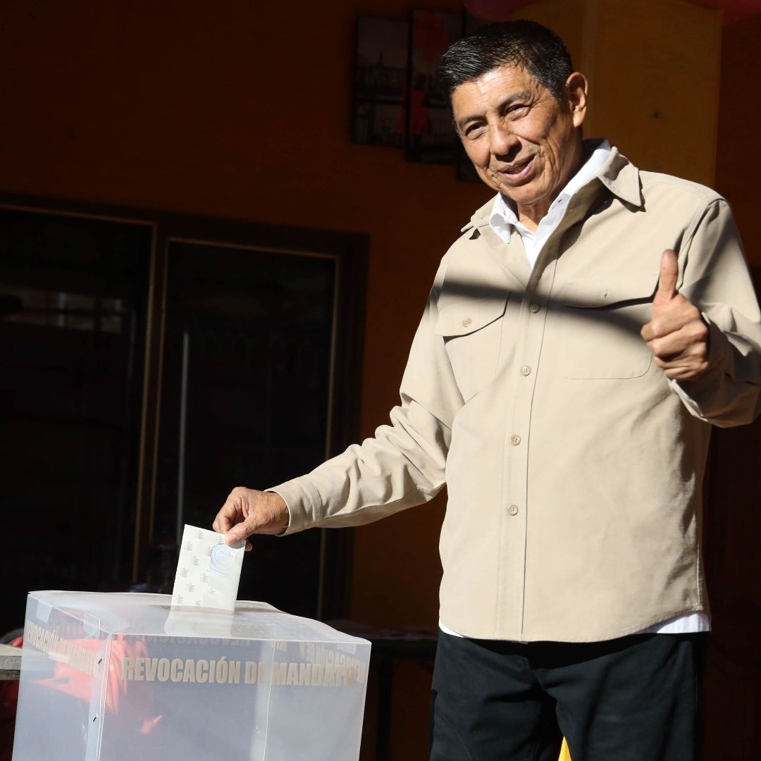 Salomón Jara vota en la consulta de la revocación de mandato en Oaxaca. Fuente: Cuartoscuro