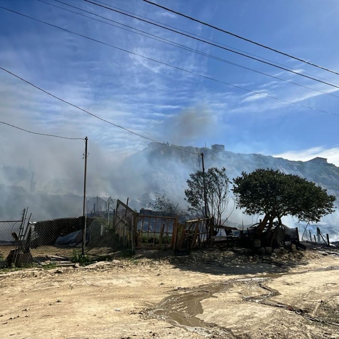 Incendio Consume Cinco Viviendas en Rancho Las Flores, Tijuana: Bomberos Trabajan Contención