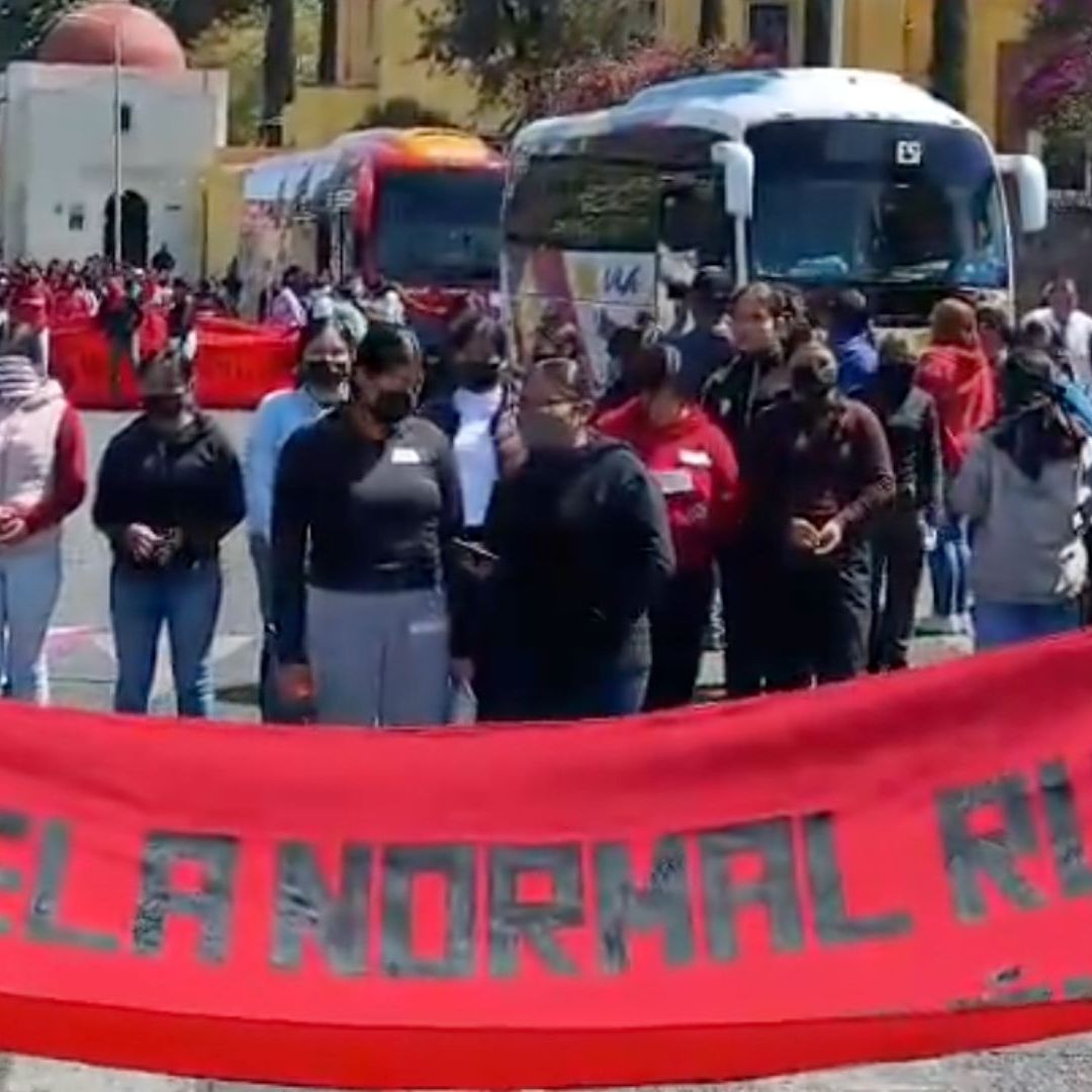 Cierre de Bulevar 5 de Mayo y 14 Oriente de Puebla por Manifestación de Normalistas de Teteles y Ambulantes