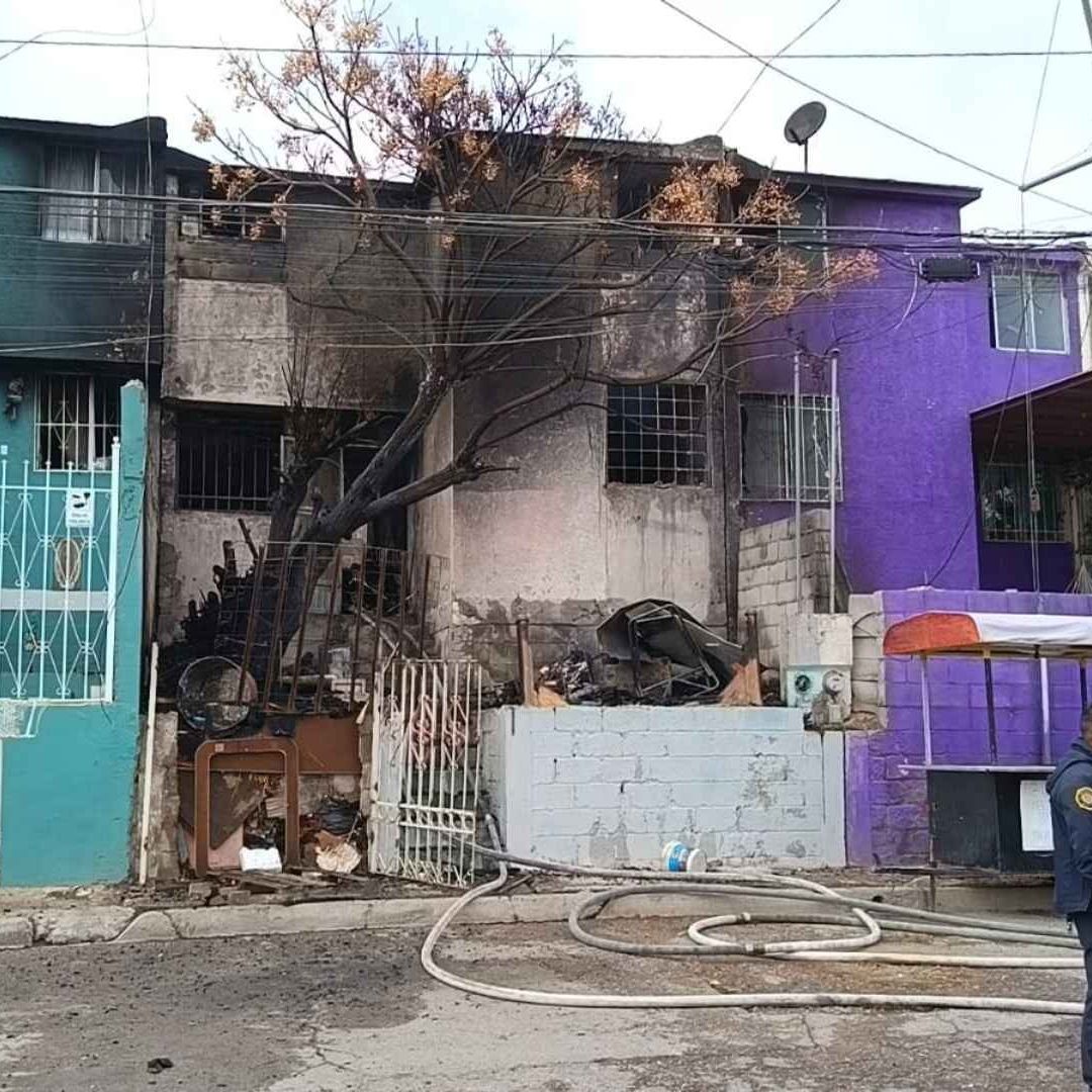 Incendio Consume Vivienda en la Colonia Mármol 3 de Chihuahua y Afecta a Casas Aledañas