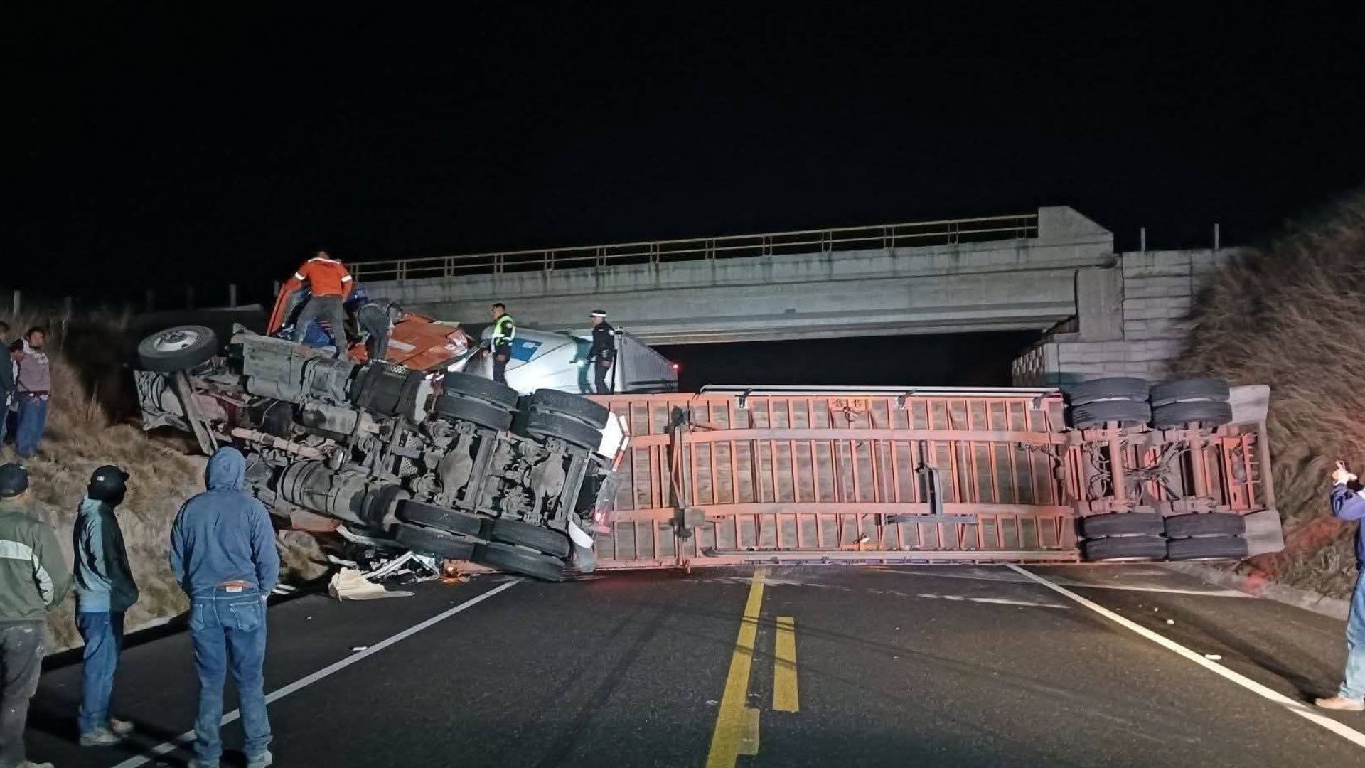 Accidente Autopista Amozoc Perote Cierre Ambos Sentidos Tráiler Tlaxcala Saldo Dos Muertos
