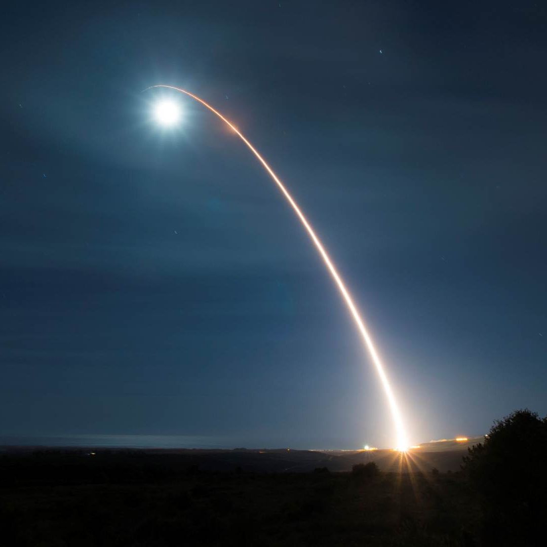 Misil balístico intercontinental durante su lanzamiento en una prueba de desarrollo. Foto: AFP | US Air Force