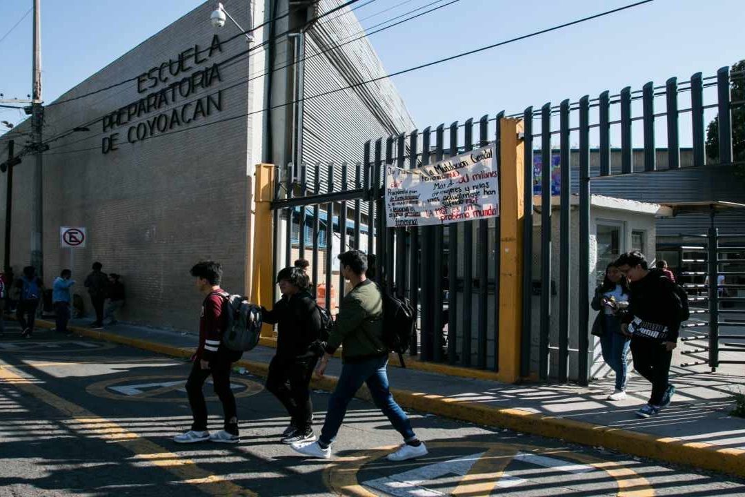 Cuando regresan a clases estudiantes de la prepa de la UNAM