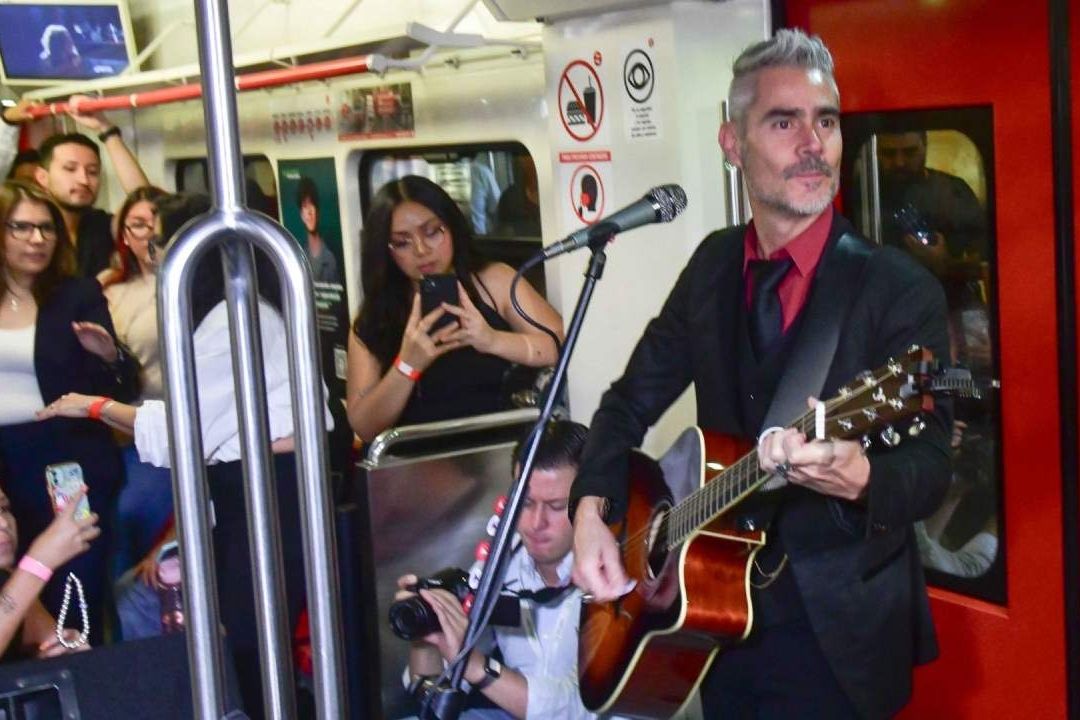 La Gusana Ciega Sorprende con ‘Tocada’ en el Tren Suburbano